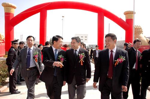 青島市委常委、市委秘書長王魯明，青島市人大副主任、工商聯(lián)主席徐航來公司視察工作